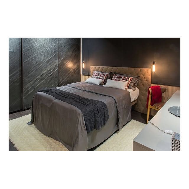 Quarto vestido em tons de cinza e terracota