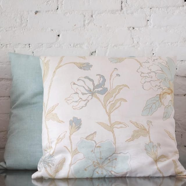 Almofada em estampa floral suave