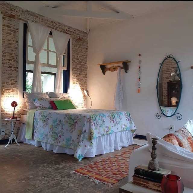 Quarto com saia de cama em babados