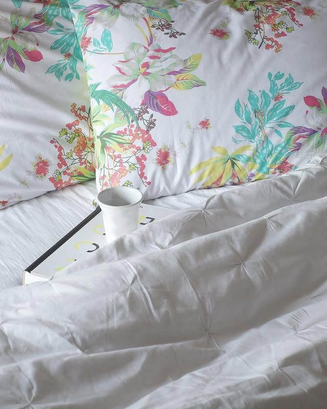 Roupa de cama floral e branca