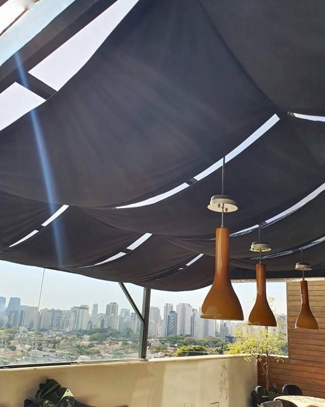 Toldo sob medida com vista da cidade
