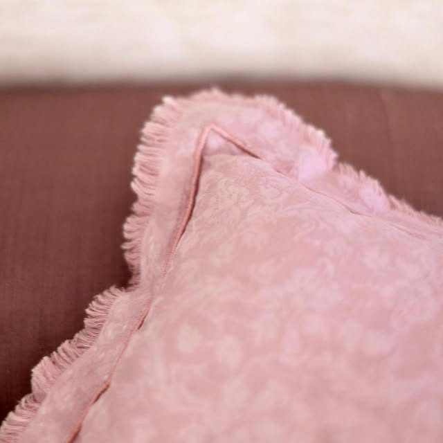 Fronha rosa com babado