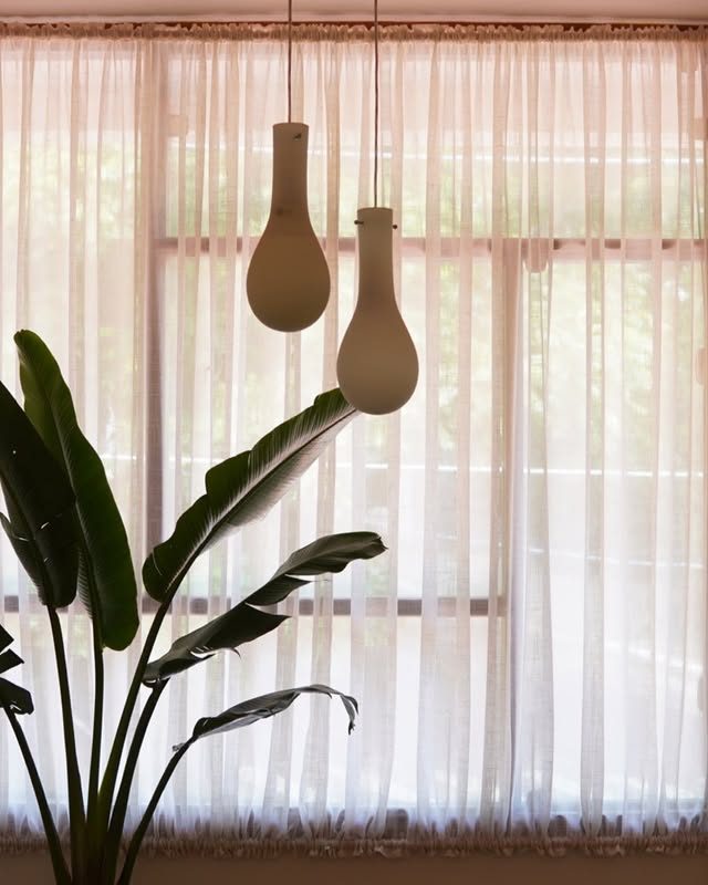 Cortinas de voil e luminárias