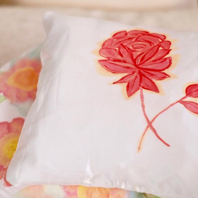 Almofada com rosa pintada à mão