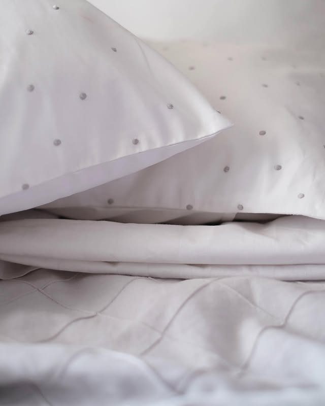 Fronha com poás bordados