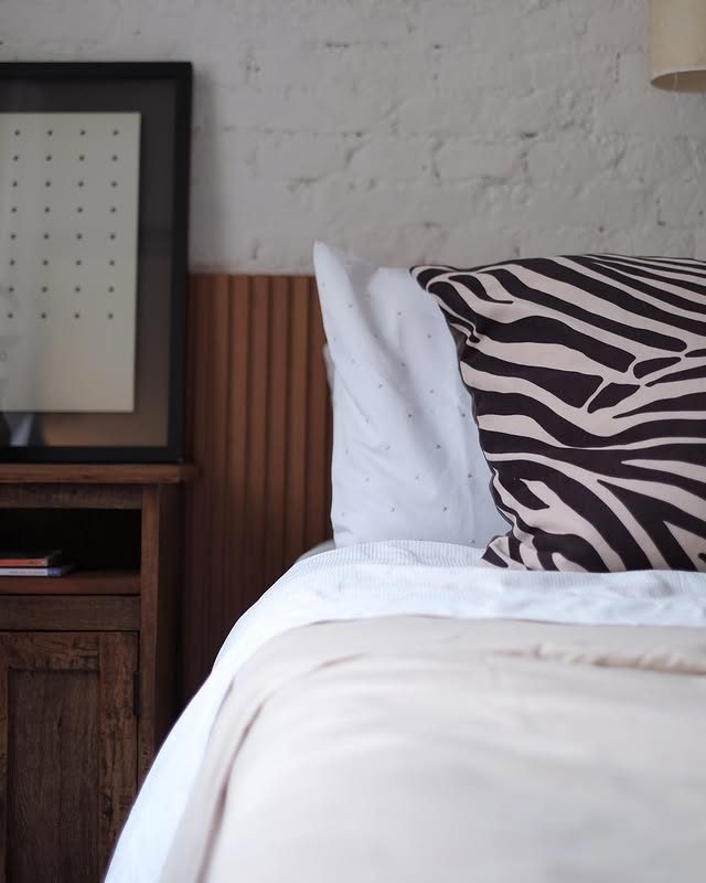 Canto de cama com almofada zebra