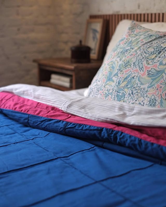 Colcha azul com fronha estampada