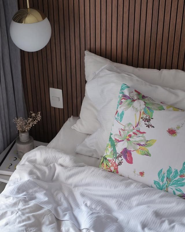 Cama branca com almofada floral
