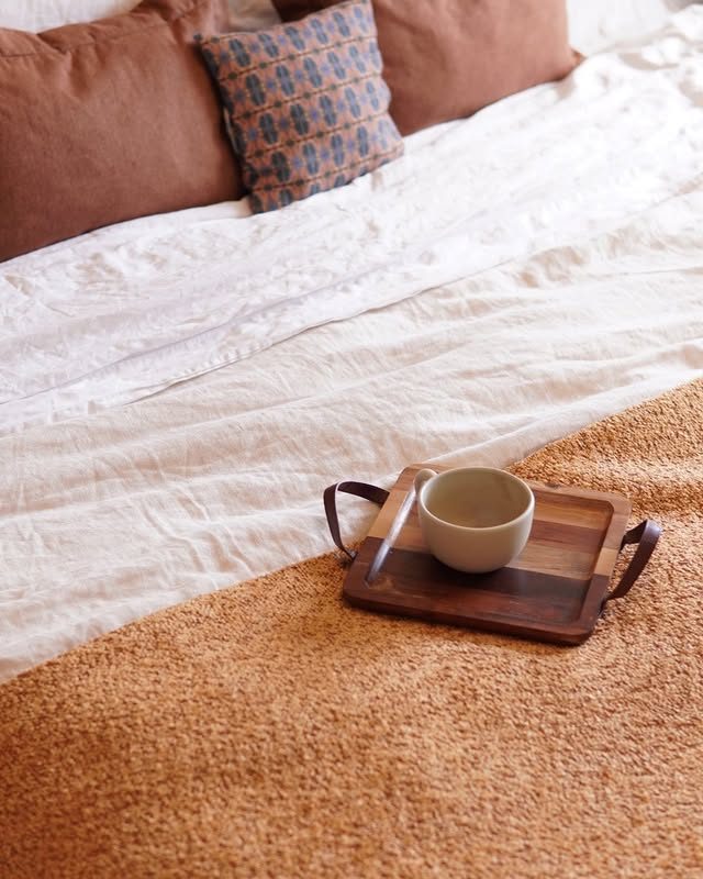 Café na cama em tons de terracota