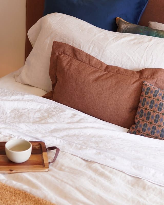 Cama em terracota e cru
