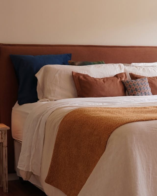Quarto com cabeceira em linho terracota
