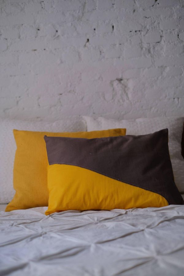 Almofada Cinza e Amarela — 45×60 cm