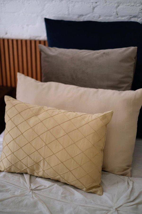 Almofadas com acabamento manual no ateliê Le Lit